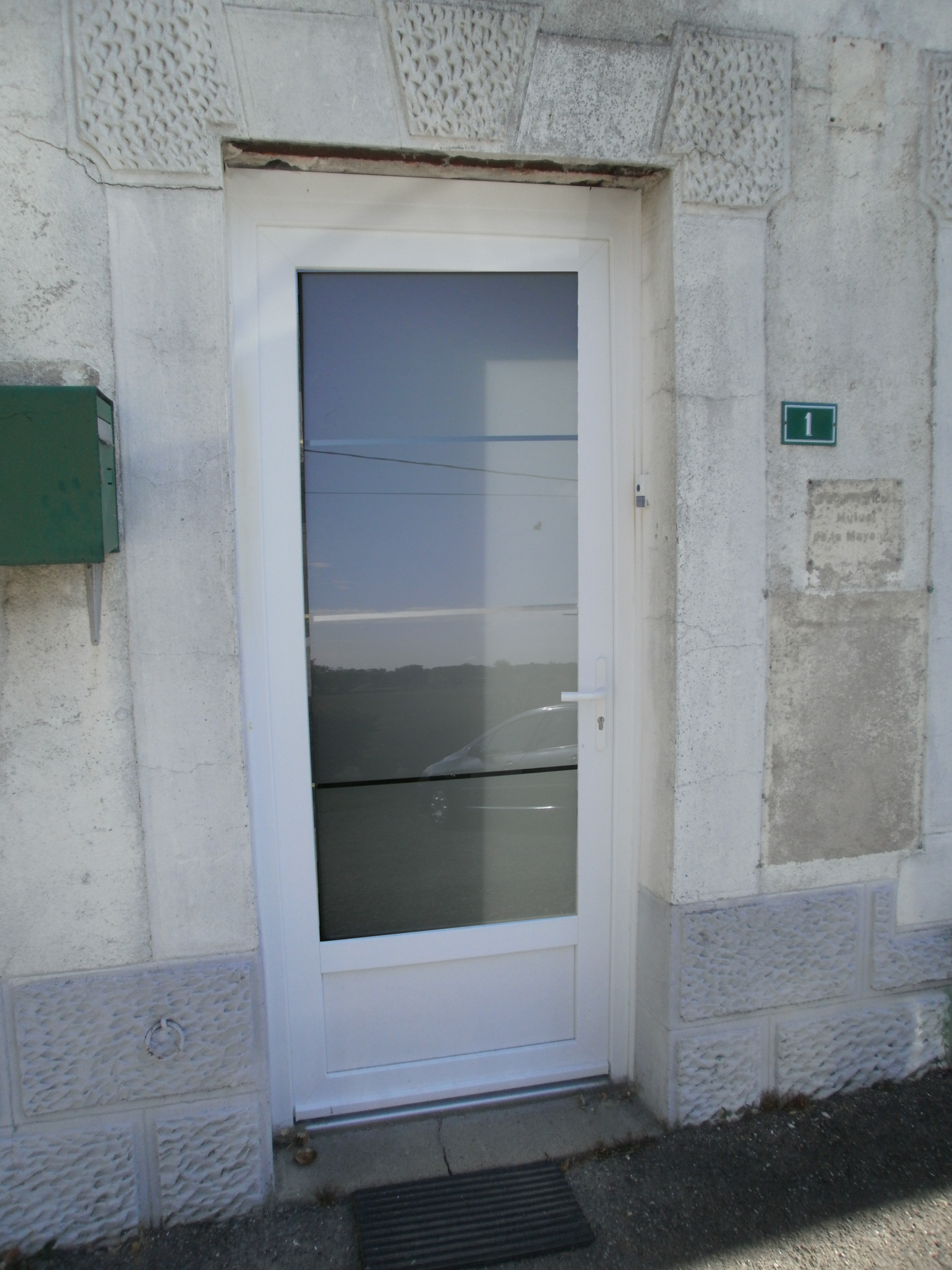Photo réalisation porte d'entrée en PVC blanc